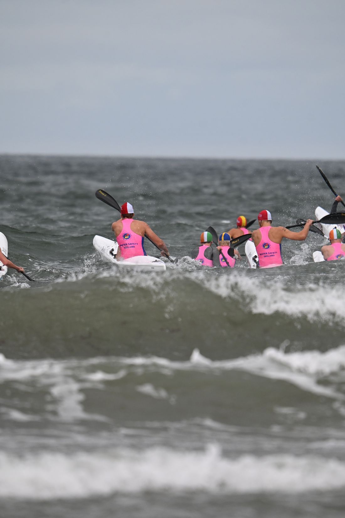 Start závodu na surf ski v příboji