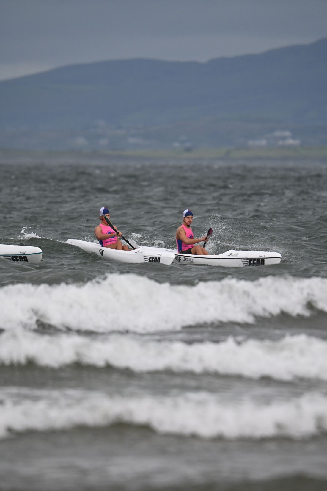Dva závodníci na surf ski v moři